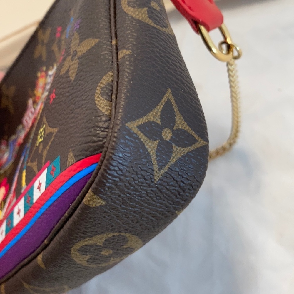 𝅺LOUIS Vuitton Christmas 2020 mini pochette access - Picture 3 of 13